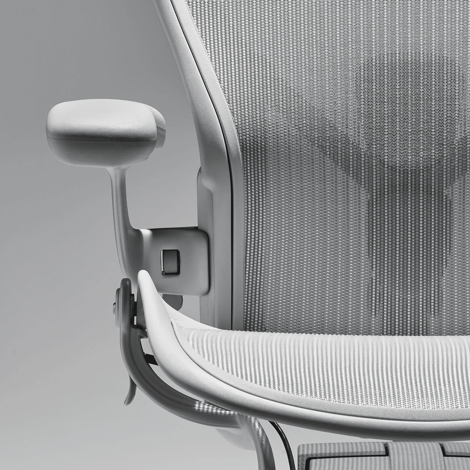An animation showing the four different material expressions of the Aeron Chair. An animation showing the four different material expressions of the Aeron Chair.