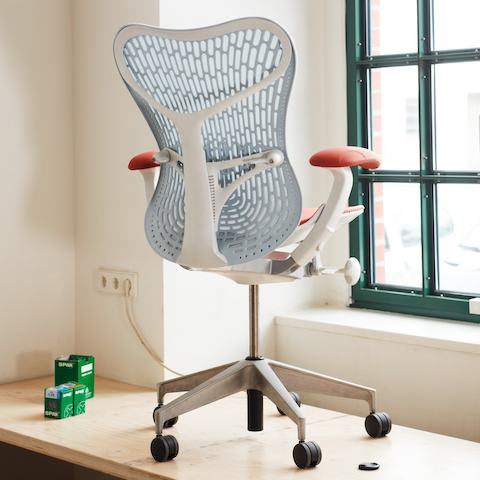 A prototype of the Mirra 2 chair in front of a window in Studio 7.5'studio. A prototype of the Mirra 2 chair in front of a window in Studio 7.5'studio.