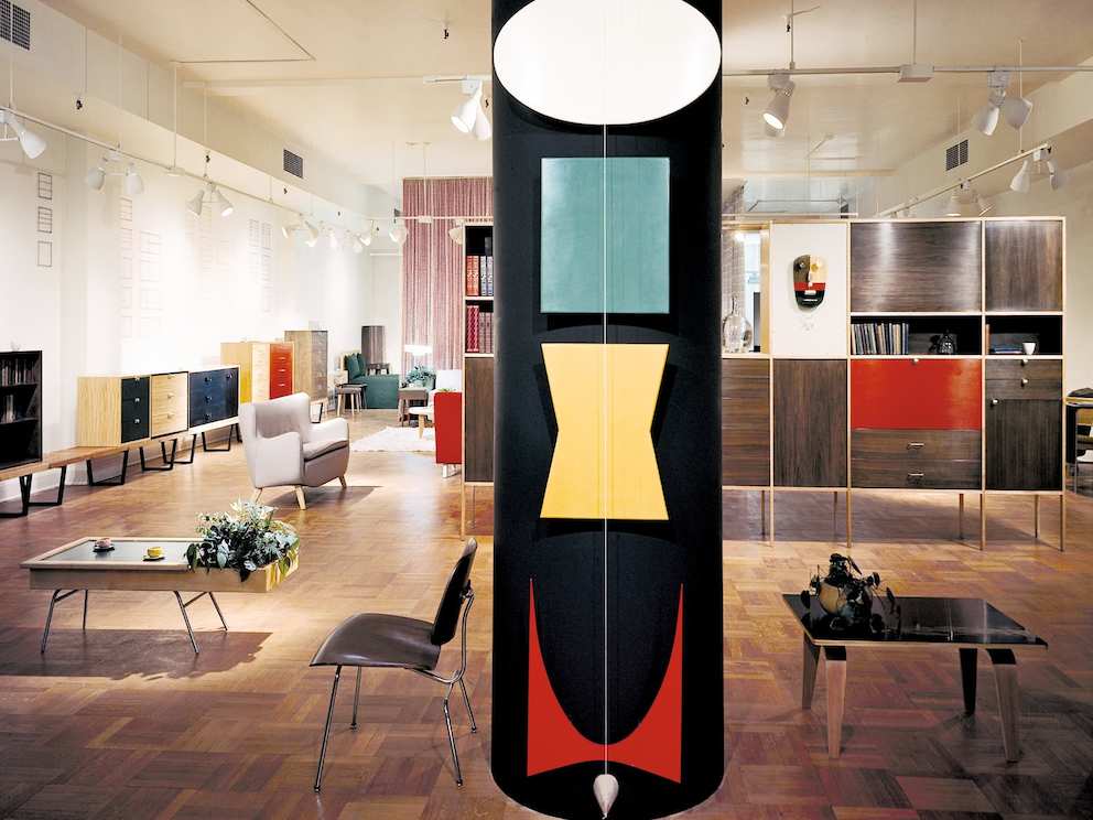 A color archival photo of George Nelson’s Chicago showroom for Herman Miller in 1949. A color archival photo of George Nelson’s Chicago showroom for Herman Miller in 1949.